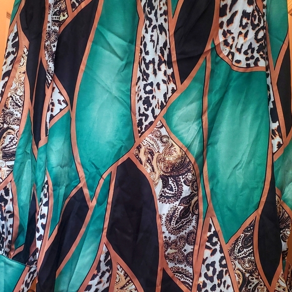 FHQ Collection Green Satin Print Blouse - Picture 2 of 4